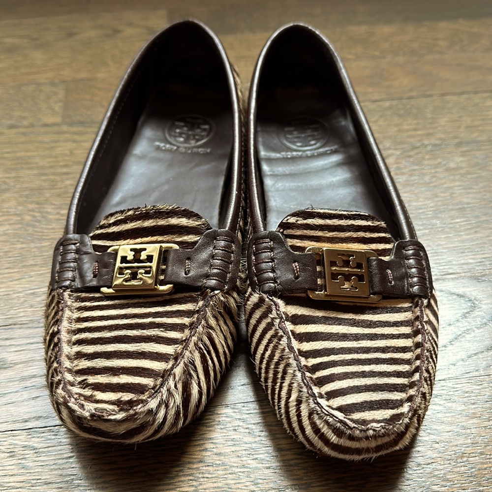 TORY BURCH Brown Ivory Zebra Stripe Loafer Moccasin Flats Gold Logo size 8